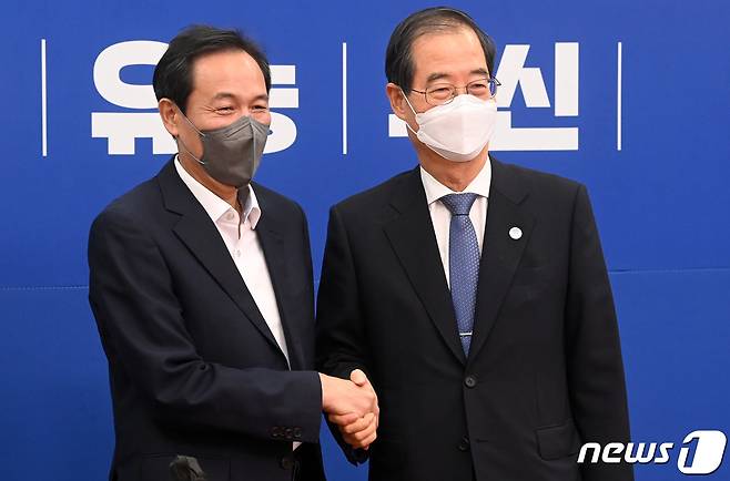 2022년 7월 20일 한덕수 국무총리(오른쪽)가 서울 여의도 국회에서 열리는 본회의에 앞서 우상호 더불어민주당 비상대책위원장과 만나 인사하고 있다. (공동취재) 2022.7.20/뉴스1 ⓒ News1 이재명 기자