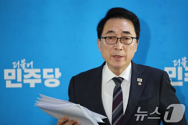 박수현 더불어민주당 수석대변인이 지난 19일 서울 여의도 국회에서 당무위원회 결과에 대해 설명하고 있다. 2026.1.19/뉴스1 ⓒ News1 이승배 기자