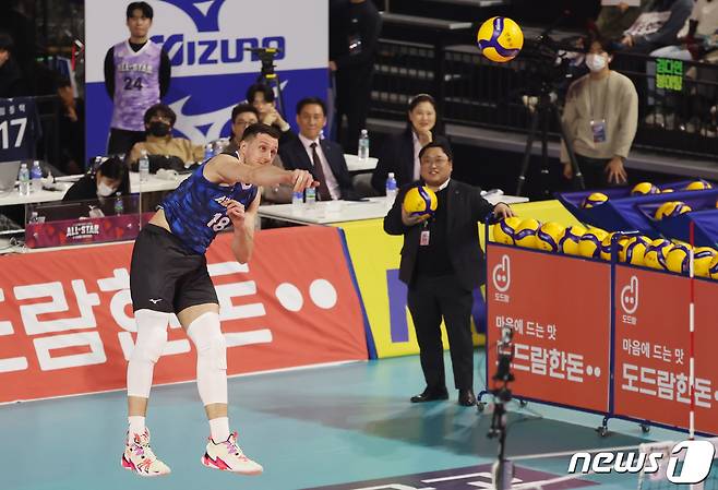 V리그 올스타전에서 최고의 스파이크 서버를 가린다. 사진은 2024년 올스타전 스파이크 서브 콘테스트 모습. /뉴스1 ⓒ News1 김민지 기자