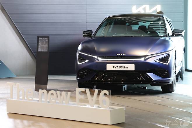 13일 서울 강남구 기아360에서 열린 기아 더 뉴 EV6 포토미디어 데이 행사에서 '더 뉴 EV6 GT'가 전시돼 있다. '더 뉴 EV6'는 약 3년 여 만에 선보이는 상품성 개선 모델로, 84kWh의 4세대 배터리를 탑재해 494km의 1회 충전 주행거리를 갖췄다. 2024.5.14/뉴스1 ⓒ News1 김민지 기자
