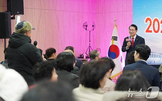 22일 준공한 중앙주차장 인근 동문2동 행정복지센터에서 주민들과 소통을 이어가는 이완섭 서산시장(서산시 제공. 재판매 및 DB금지)2026.1.22/뉴스1