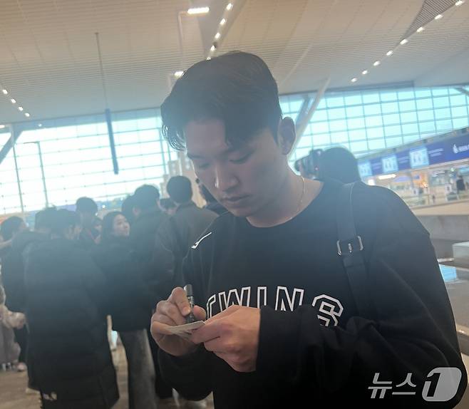 LG 트윈스 박해민이 22일 인천국제공항에서 야구팬에게 사인해주고 있다. 2026.1.22/뉴스1 ⓒ News1 이상철 기자