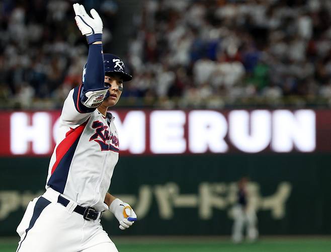 김주원이 일본 도쿄돔에서 열린 2025 K베이스볼 시리즈 일본전에서 홈런을 치고 베이스를 돌고 있다. 사진 | 연합뉴스