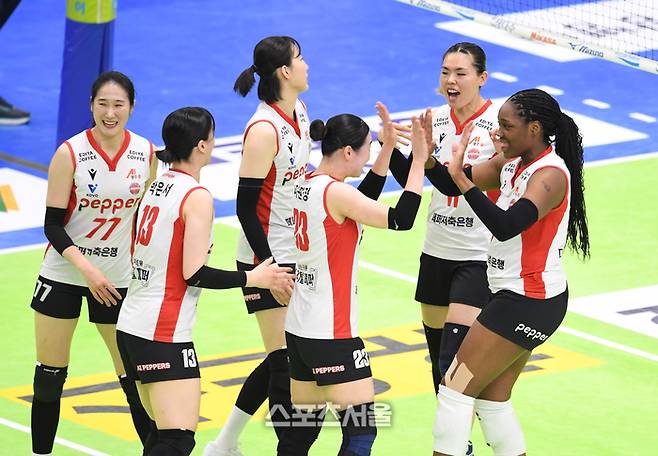페퍼저축은행 선수들이 21일 수원체육관에서 열린 2025-2026 V리그 여자부 현대건설과의 경기에서 득점을 한 뒤 함께 기뻐하고 있다, 2026. 1. 21.  수원 | 박진업 기자 upandup@sportsseoul.com