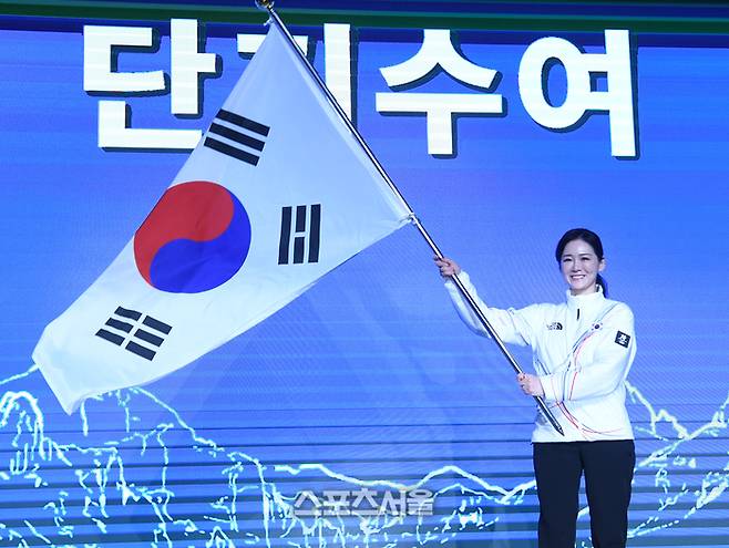 이수경 선수단장이 22일 서울 송파구 올림픽파크텔에서 열린 2026 밀라노코르티나 동계올림픽 대한민국 선수단 결단식에서 단기를 흔들고 있다. 상암 | 최승섭기자 thunder@sportsseoul.com
