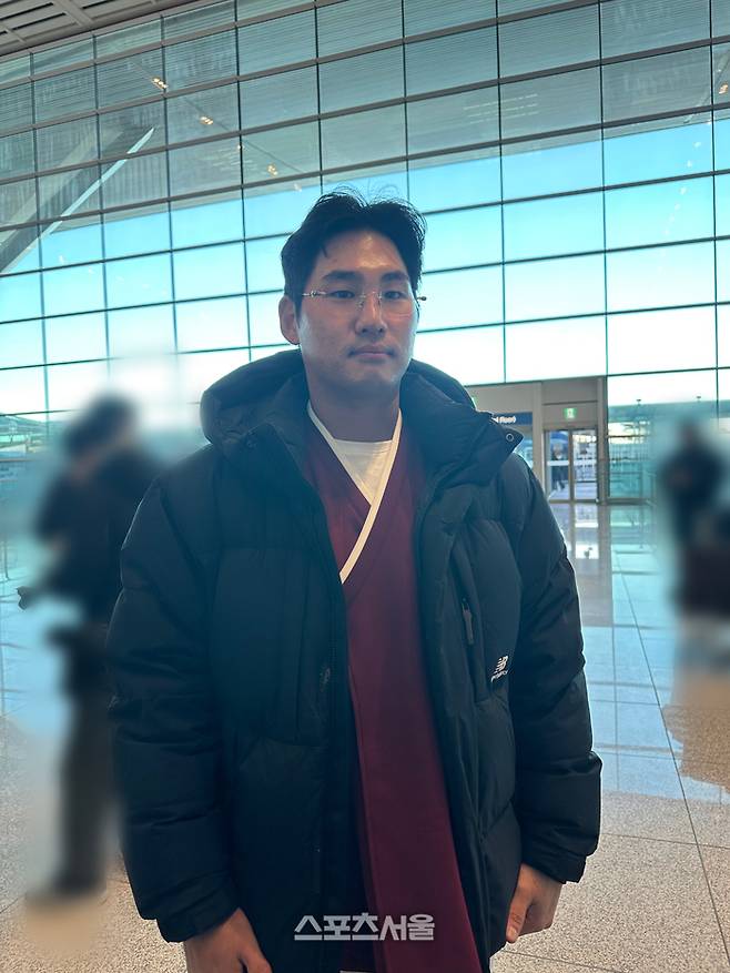 키움 임지열이 22일 인천국제공항 제2터미널에서 출국하기 전 취재진의 인터뷰에 응하고 있다. 인천공항 | 이소영 기자 sshong@sportsseoul.com