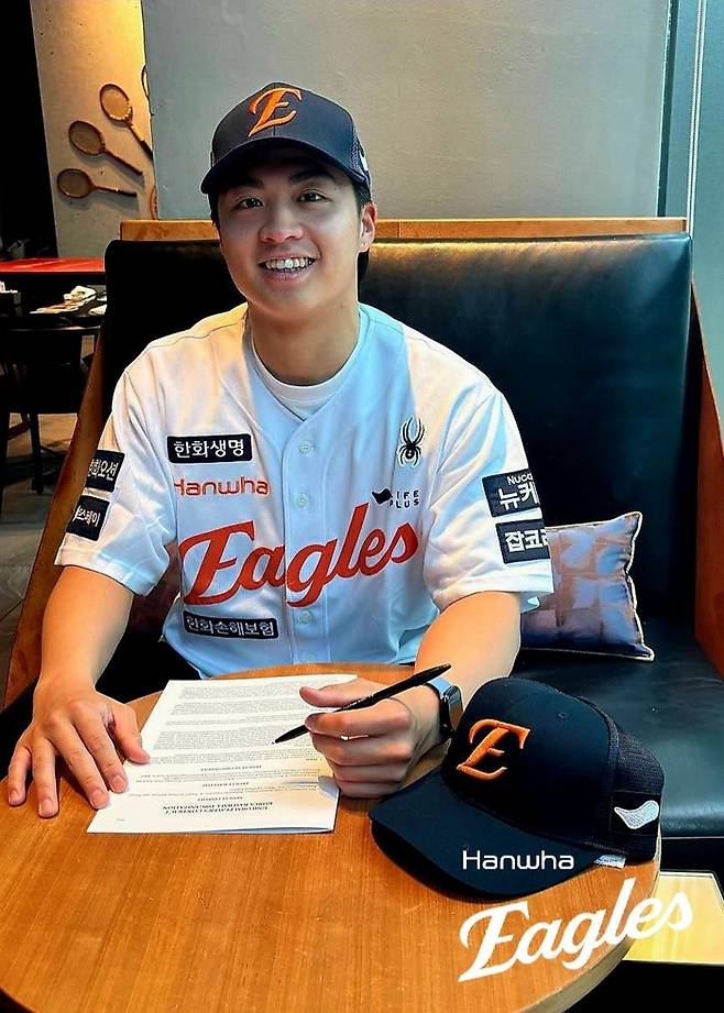 한화가 13일 아시아쿼터 선수로 NPB 라쿠텐 소속이던 왕옌청과 연봉 10만 달러에 계약했다. 사진 | 한화 이글스