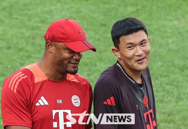 바이에른 뮌헨 빈센트 콤파니 감독(왼쪽)과 수비수 김민재. /사진=뉴시스