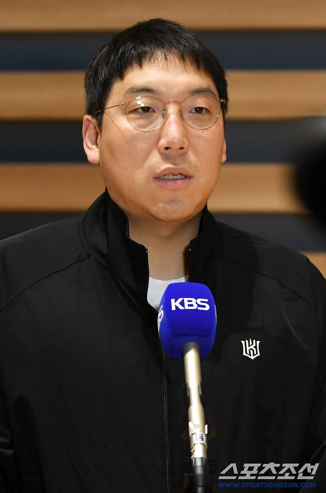 KT 위즈 선수단이 21일 인천국제공항을 통해 스프링캠프가 열리는 호주로 출국했다. 김현수가 인터뷰를 하고 있다. 인천공항=박재만 기자 pjm@sportschosun.com/2026.01.21/