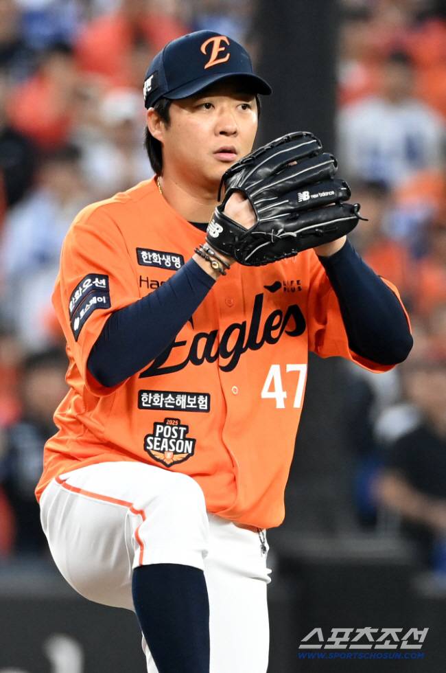 18일 대전한화생명볼파크에서 열린 삼성과 한화의 PO 1차전. 한화 김범수가 투구를 하고 있다. 대전=허상욱 기자wook@sportschosun.com/2025.10.18/