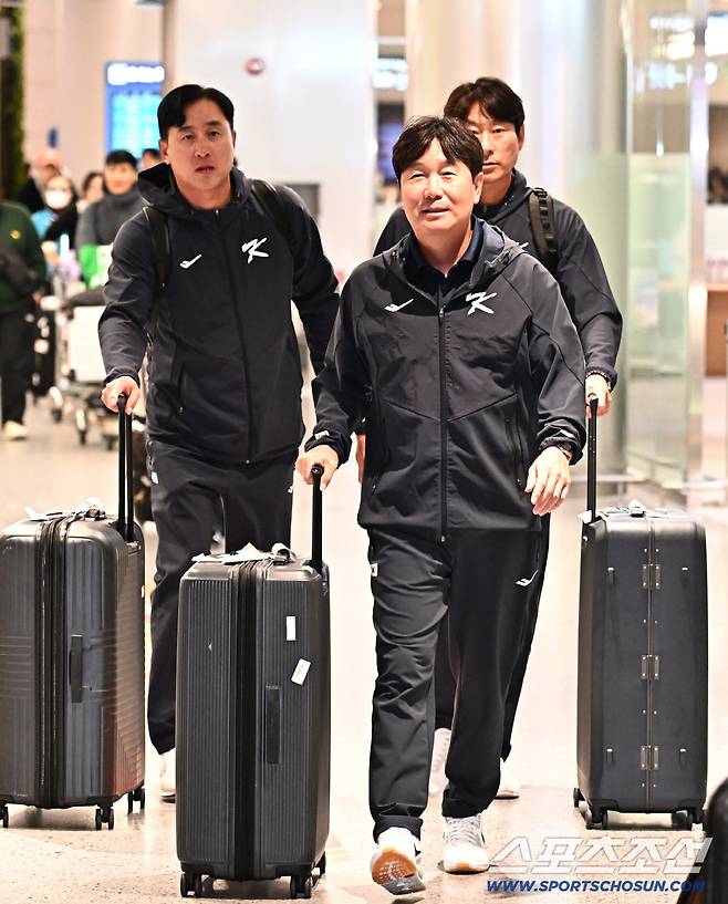 21일 오후 야구대표팀 선수들이 인천공항 제1터미널을 통해 귀국했다. 최원호, 강인권 코치와 함께 입국장을 나서고 있는 류지현 감독. 인천공항=송정헌 기자songs@sportschosun.com/2026.01.21/