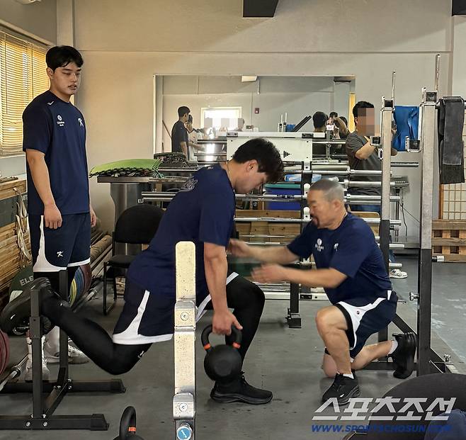 사이판 캠프에서 웨이트 트레이닝을 하는 류현진(가운데). 사진=나유리 기자