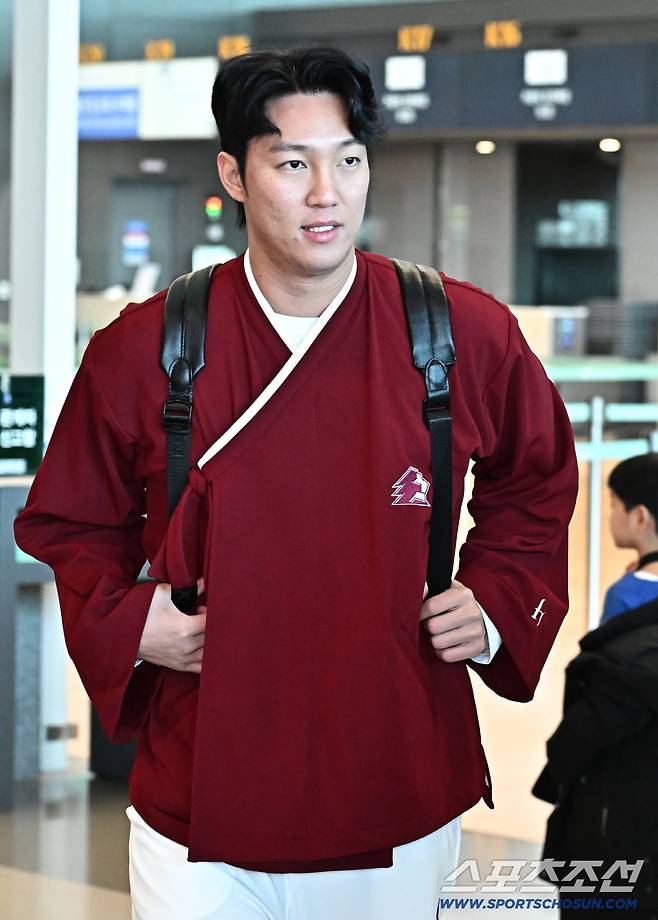 22일 키움 히어로즈 선수단이 인천공항 제2터미널을 통해 전지훈련을 위해 출국했다. 출국을 준비하고 있는 안우진. 인천공항=송정헌 기자songs@sportschosun.com/2026.01.22/