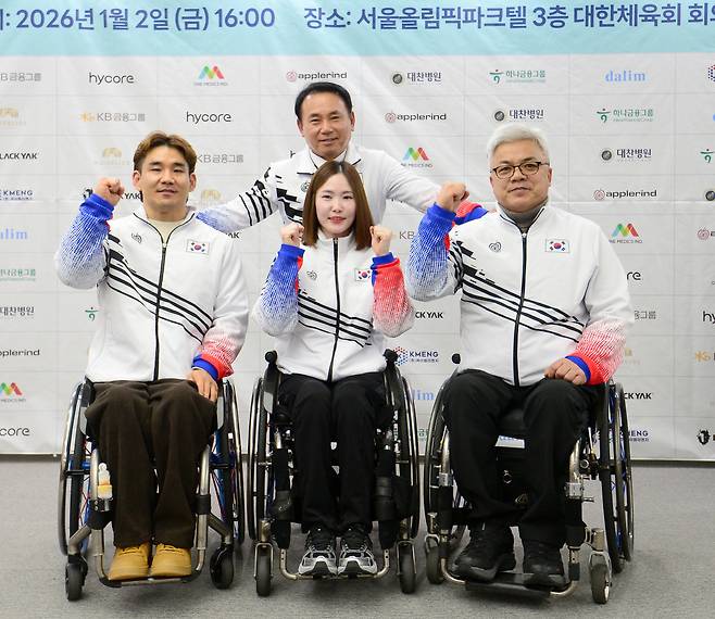 휠체어 믹스드더블 컬링 국가대표 백혜진-이용석조가 윤경선 대한장애인컬링협회장, 박길우 감독과 파이팅을 외치는 모습 . 사진제공=대한장애인체육회