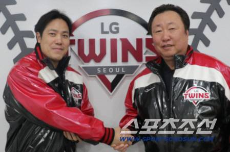 LG 김진성이 2+1년 최대 16억원에 다년계약을 하고 차명석 단장과 기념촬영을 했다. 사진제공=LG 트윈스