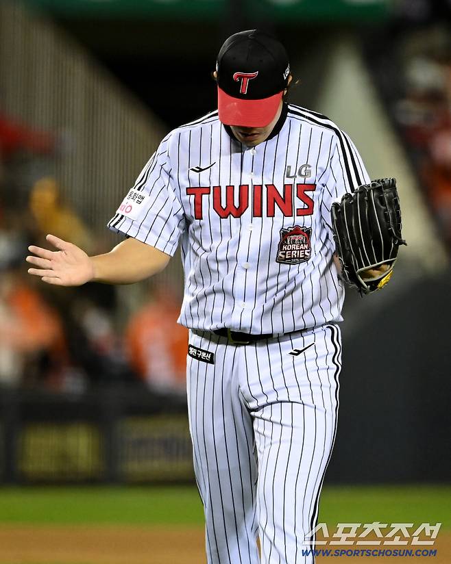 27일 서울 잠실구장에서 열린 한화와 LG의 한국시리즈 2차전. 4회초 2사 만루 김진성이 노시환을 헛스윙 삼진처리하며 점프하고 있다. 잠실=허상욱 기자wook@sportschosun.com/2025.10.27/