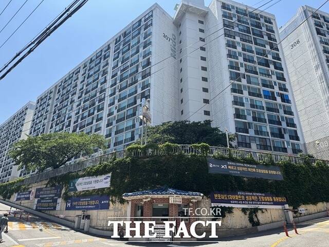 서울 서초구 반포동에서 마지막 대단지 재건축 사업장으로 꼽히는 반포미도1, 2차아파트에 속도가 붙고 있다. /황준익 기자