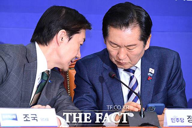 더불어민주당이 22일 조국혁신당에 합당을 공식 제안했다. 혁신당은 합당에 대한 당내 의견을 듣기 위한 당무위원회를 조속히 개최하겠다며 호응했다. 다만 양당 모두 합당에 대한 사전 의견 수렴을 제대로 거치지 않은 것으로 보여, 실제 합당까지는 상당한 잡음이 예상된다. /남윤호 기자