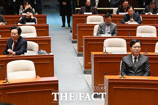 22일 오후 서울 여의도 국회에서 의원총회가 열린 가운데 장동혁 국민의힘 대표의 자리(왼쪽 아래)가 비어있다. /국회=남용희 기자