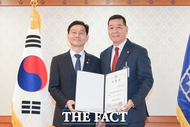 최원철 공주시장(오른쪽)이 지난해국무조정실이 주관한 ‘제2차 청년친화도시’에 최종 선정돼 지정서를 받고 있다. /공주시