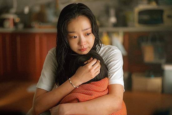 김다미는 혹독한 추위와 반복된&nbsp;수중 촬영 속에서도 엄마로 성장하는&nbsp;안나의 감정을 섬세하게 표현했다.