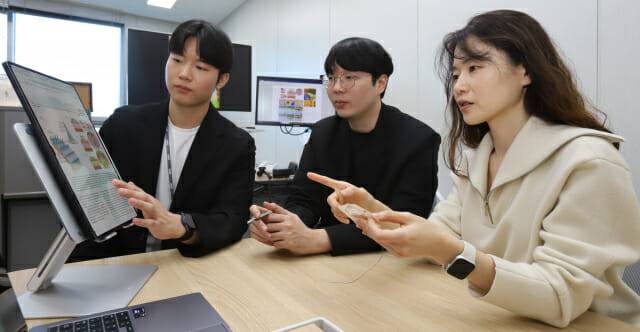 연구팀이 마이크로 니들 샘플을 보며 결과를 논의 중이다. 왼쪽부터 기계연구원 강병호 학생연구원, 하지환 국립한밭대 교수. 기계연구원 전소희 책임연구원.(사진=KIMM)