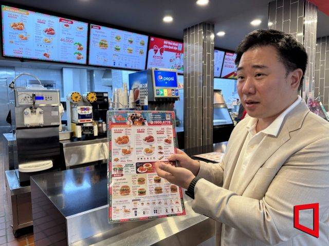 이우주 베트남 롯데리아 운영팀장이 현지에서 판매 중인 메뉴를 소개하고 있다. 김흥순 기자