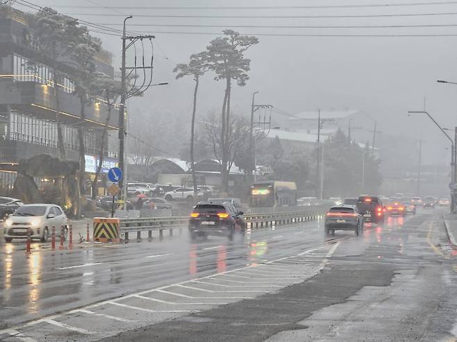 일부 지역 대설 특보…빙판길·살얼음 주의 [오늘날씨]=목요일인 오늘(22일) 날씨는 전국이 대체로 맑겠으나, 충남권과 전라권, 제주도는 대체로 흐리겠다.아침 최저기온은 -19~-5℃, 낮 최고기온은 -8~3℃가 되겠다.오전(06~12시)에 충남권과 충북중·남부에는 0.1cm 미만의 눈이 날리는 곳이 있겠다. 전라서해안과 전북남부내륙, 광주·전남 중부내륙, 서부 남해안, 제주도에 눈이 내리는 곳이 있겠고, 새벽(00~06시)까지 충남권과 충북중·남부에, 늦은 밤(21~24시)에 충남 서해안에도 눈이 내리는 곳이 있겠다. 전남 서해안 중부내륙과 제주도 중산 간산지, 울릉도, 독도에 대설특보가 발효된 가운데, 오늘(22일)까지 전북 남부 서해안과 전남 서해안, 중부내륙, 제주도, 울릉도, 독도에는 많은 눈이 내리면서 대설특보가 확대될 가능성이 있겠으니, 앞으로 발표하는 최신 기상정보를 참고하기 바란다.당분간 기온이 낮아 내린 눈이 얼어 빙판길과 도로 살얼음이 나타나는 곳이 많겠으니, 교통안전과 보행자 안전에 각별히 유의하기 바란다. ⓒbnt뉴스 오늘날씨, 내일날씨, 주간날씨 예보