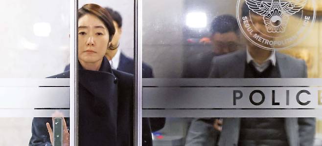 강선우 의원이 21일 새벽 피의자 조사를 마친 뒤 서울경찰청 마포청사에서 나오고 있다. 강 의원은 2022년 6월 지방선거를 앞두고 김경 서울시의원에게서 공천 뇌물 1억원을 받아 전세 자금으로 쓴 혐의를 받고 있다. /뉴시스