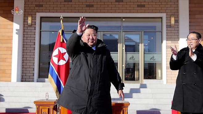 북한 김정은 국무위원장이 지난 20일 함경북도 경성군 온포근로자휴양소 준공식에 참석해 주민들에게 손을 흔들고 있다. /조선중앙TV 연합뉴스