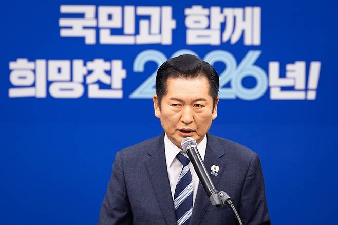 정청래 더불어민주당 대표가 22일 서울 여의도 국회에서 긴급 기자회견을 열고 조국혁신당에게 합당을 제안하고 있다./뉴스1