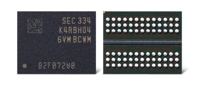 삼성전자가 개발한 32Gb DDR5 D램(삼성전자 제공). ⓒ News1