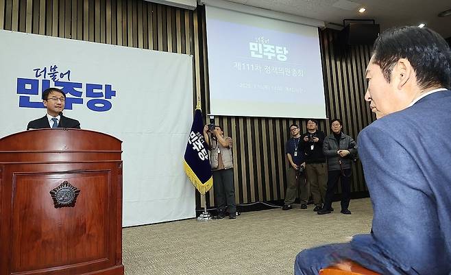 정청래 더불어민주당 대표가 지난 15일 국회에서 열린 정책 의원총회에서 한병도 원내대표의 발언을 듣고 있다. 연합뉴스