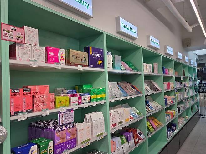 뷰티에 대한 글로벌 수요가 약국 채널로 확장되며, 약국이 단순 판매처를 넘어 전문 뷰티 유통의 한 축으로 부상하고 있다. 사진은 명동 약국 뉴스케치 내부 모습. ⓒ데일리안 남가희 기자
