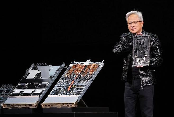젠슨 황 엔비디아CEO가 5일(현지시간) 미국 네바다주 라스베이거스 퐁텐블로 호텔에서 열린 엔비디아CES2026 라이브에서 기조연설 도중AI가속기를 들어 보이고 있다.ⓒ연합뉴스