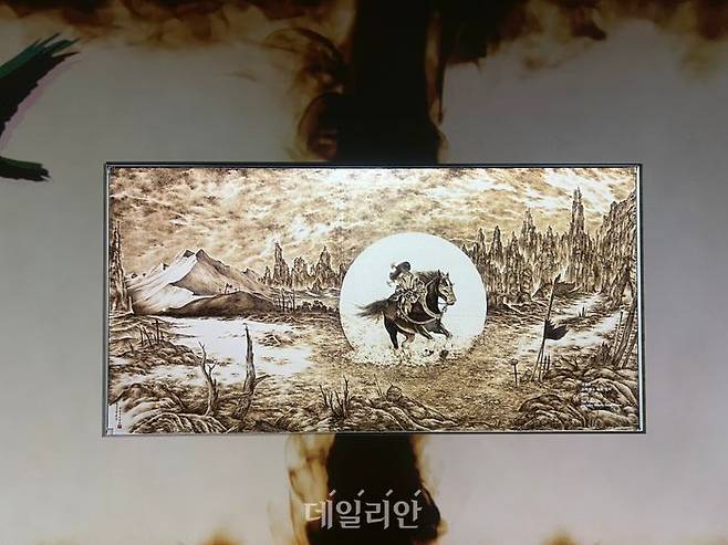 22일 서울 인사동 아라아트센터에서 열린 '쿠키런: 킹덤' 아트 컬래버 특별전 '위대한 왕국의 유산' 전시 공간에 김영조 낙화장의 작품이 전시돼 있다.ⓒ데일리안 이주은 기자