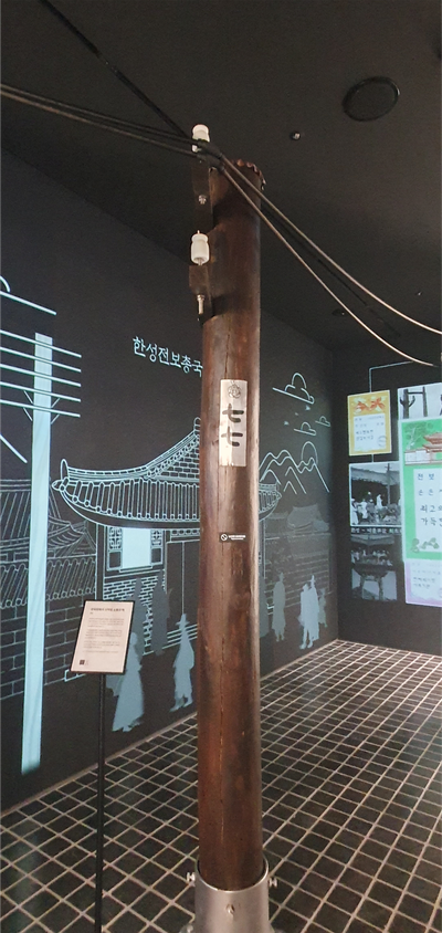 입구를 통과해 전시장 내부에 들어서면 나무로 만든 '전신주'가 보인다.ⓒ데일리안 조인영 기자