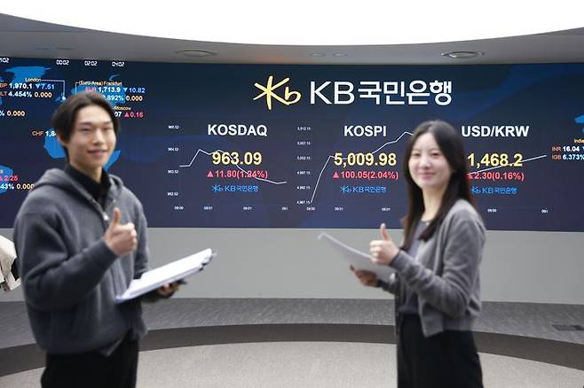 코스피가 22일 사상 처음으로 장중 5000선을 돌파한 가운데 이날 오전 KB국민은행 딜링룸에 지수가 표시되고 있다. ⓒKB국민은행