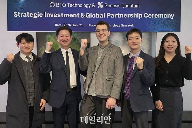 (왼쪽 두 번째부터)곽승환 GQT 코리아 대표, 잭 벨라테쉬(Zach Belateche) BTQ Technology 하드웨어 총괄, 박후근 연구개발특구진흥재단 글로벌협력팀장.ⓒ﻿연구개발특구진흥재단