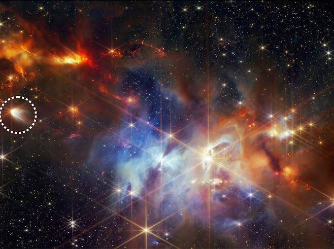 별의 형성 과정에서 초기 단계에 해당하는 ‘태아별’ 중 하나인 ‘EC 53’의 모습(점선 안). EC 53은 뱀자리 성운에 속한 태아별로, 주변의 원반에서 물질을 폭발적으로 흡입하는 ‘폭식’ 현상을 주기적으로 보인다는 특징을 갖는다. NASA, ESA 등 제공