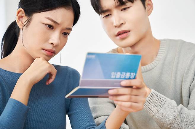 ‘예금 풍차 돌리기’가 고금리 막차 전략으로 다시 주목받고 있다. 필요한 건 부지런한 통장 쪼개기가 아니라, 내 돈이 ‘얼마 벌고 있는지’보다 ‘언제 쓸 돈인지’를 먼저 정하는 설계다. 게티이미지뱅크