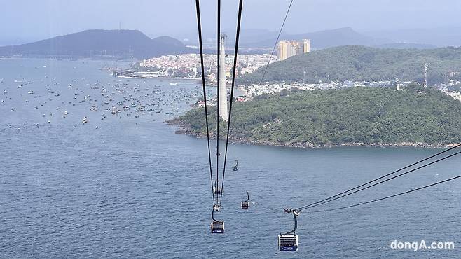 라 페스타 푸꾸옥에서 도보 5분 거리엔 선그룹의 테마파크가 조성된 ‘혼톰섬’로 가는 케이블카가 있다. 윤우열 기자 cloudancer@donga.com