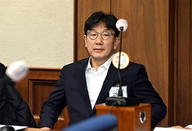 권성동 국민의힘 의원이 3일 서울 서초동 서울중앙지법에서 통일교로부터 불법 정치자금을 수수한 혐의 사건 1차 공판에 출석해 자리에 앉아 있다. 2025.11.3 사진공동취재단