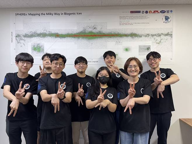 이정은 서울대 물리천문학부 교수(앞줄 오른쪽) 연구실 단체사진. 이정은 교수 제공