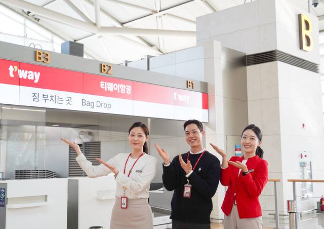 티웨이항공 임직원들이 22일 오픈하는 인천국제공항 제1여객터미널 B카운터에서 체크인 카운터를 안내를 하고 있다. 티웨이항공 제공.
