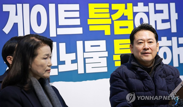 이진숙(왼쪽) 전 방송통신위원장이 지난 16일 통일교의 정치권 로비 의혹, 공천헌금 의혹과 관련한 특검법 수용을 촉구하며 단식 농성하고 있는 장동혁 국민의힘 대표를 찾아 대화하고 있다. [연합뉴스]