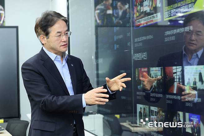 이동환 고양시장이 16일 시장실 한쪽 벽면에 설치된 '디지털 정책플랫폼'에 대해 설명하고 있다.