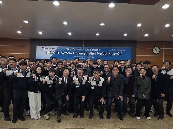 김승조 오르카아이티 대표, 차재길 신영 상무, 배대호 신영 전무, 이동묵 유비텍 대표(맨 앞줄 왼쪽 네 번째부터) 등 SYMC IT 시스템 구축 프로젝트 관계자들이 기념 촬영했다.