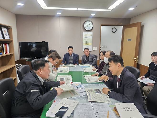 22일 충남도청을 방문한 이종택 천안시 전략산업국장(앞줄 오른쪽)이 안호 충남도 산업경제실장(앞줄 왼쪽) 등과 천안시 주요 현안 해결을 위한 협업 방안을 논의하고 있다.