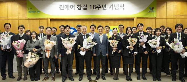 22일에 열린 진에어 18주년 창립기념식에서 임직원들이 포즈를 취하고 있다. 진에어 제공